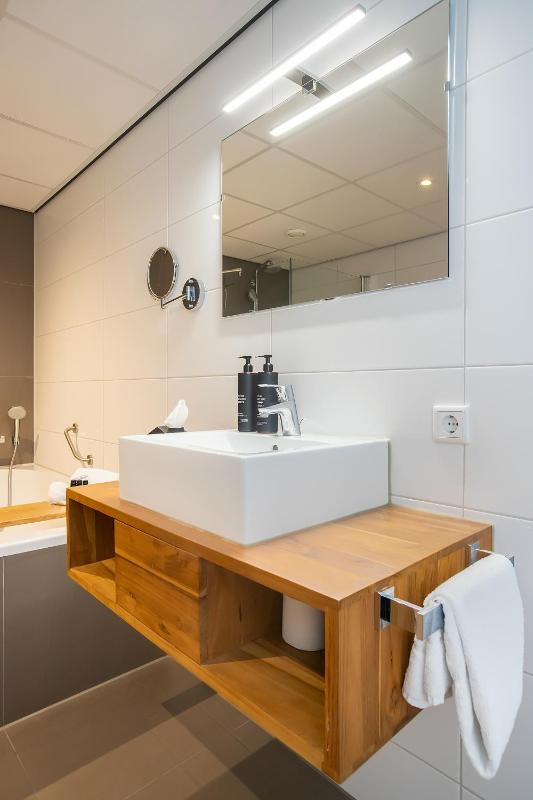 Deluxe Double Room with Bath image 3