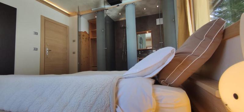 Double or Twin Room with Lake View image 4
