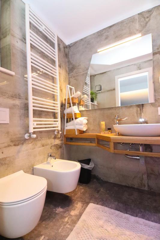 J Luxury Home - image 18