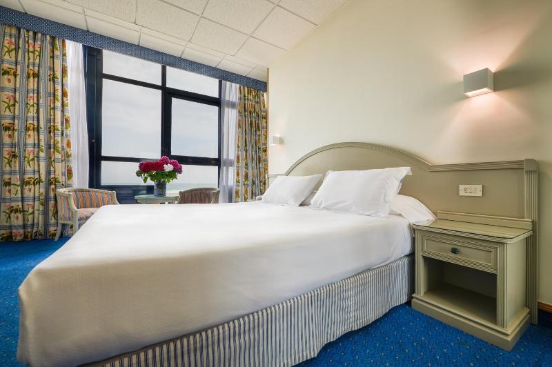 Double or Twin Room with Sea View image 4