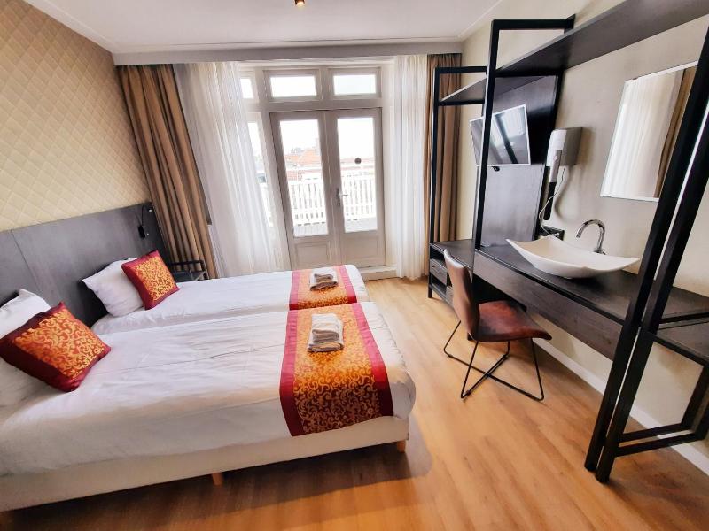 Double/Twin Room with Shared Bathroom image 2