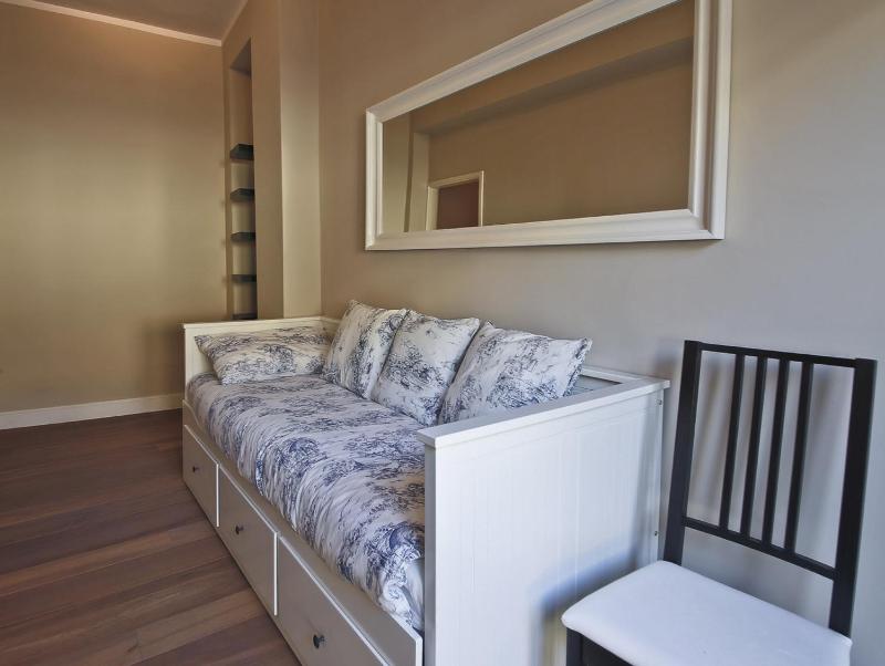 Two-Bedroom Apartment - Via dè Guicciardini, 10 image 4