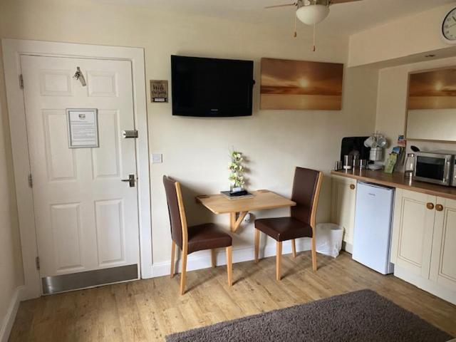 One-Bedroom Apartment image 2