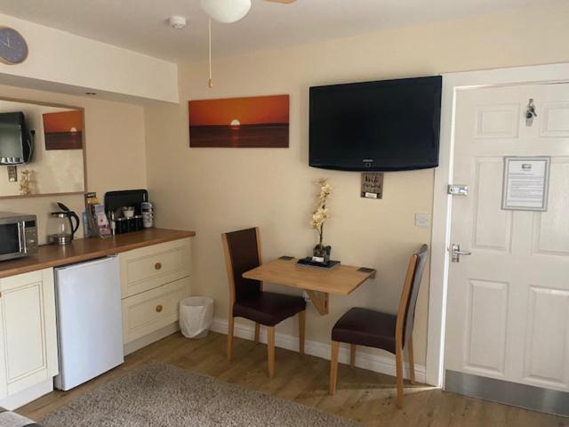 One-Bedroom Apartment image 2