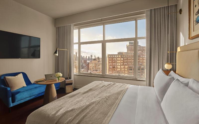 Deluxe King Room with City View image 3