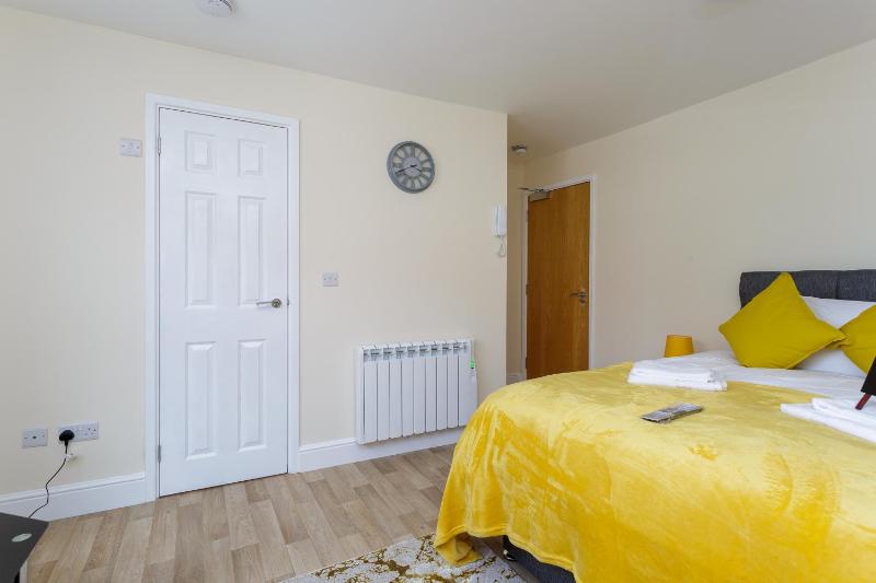 St Mary's Modern Central Huge Studio Apartments - image 7