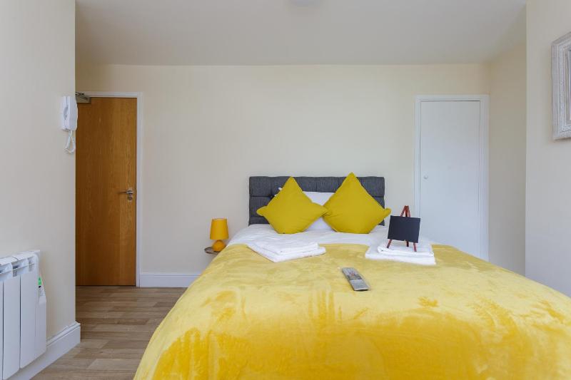 St Mary's Modern Central Huge Studio Apartments - image 1