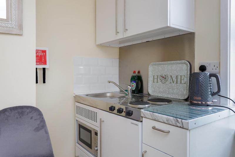 St Mary's Modern Central Huge Studio Apartments - image 2