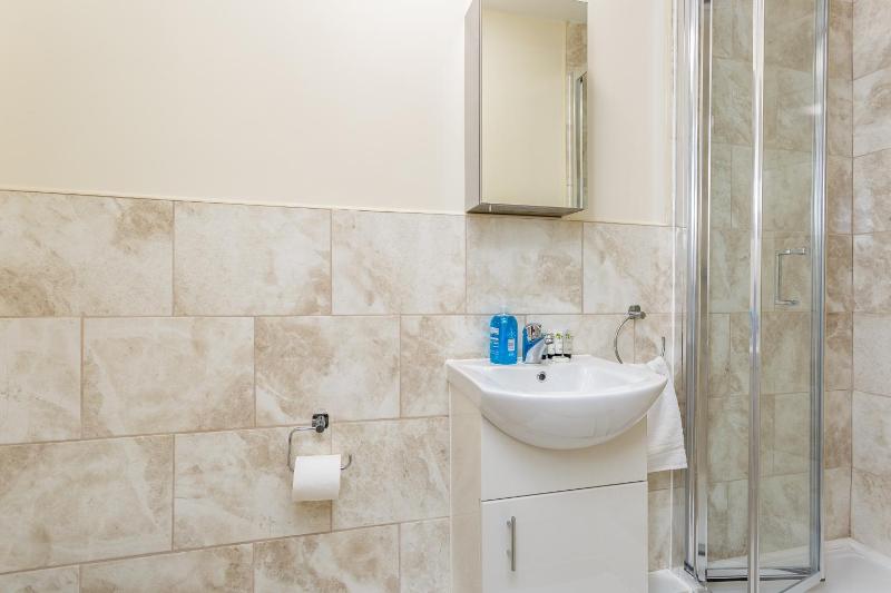St Mary's Modern Central Huge Studio Apartments - image 5