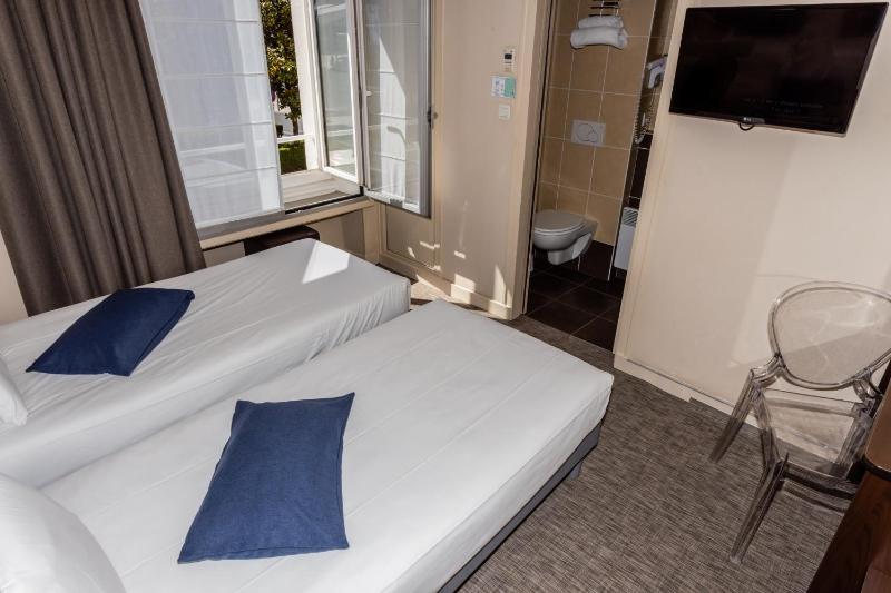 Superior Twin Room image 4