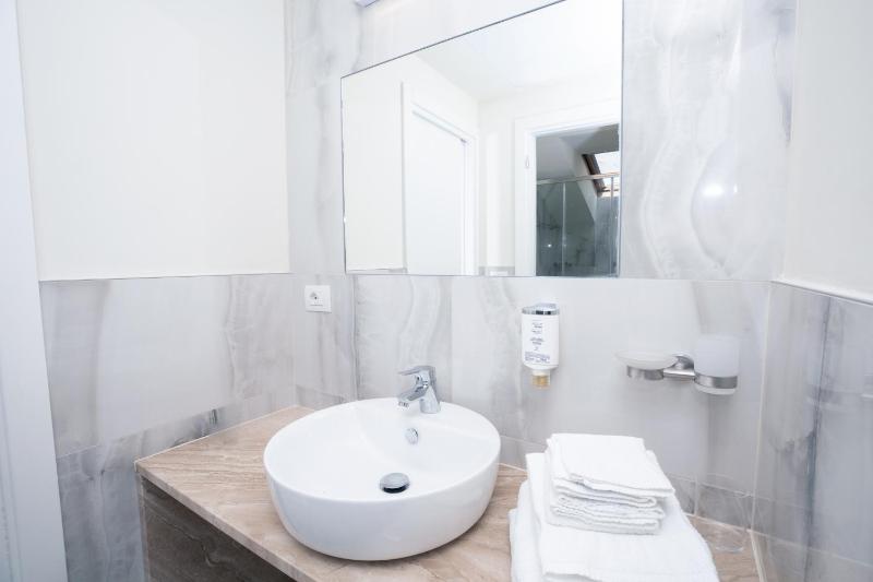 Superior Triple Room image 4