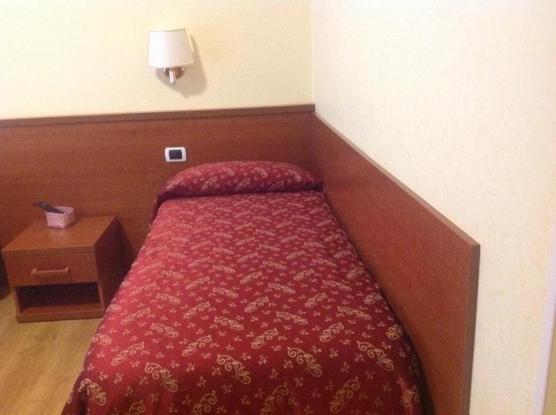 Standard Single Room image 4