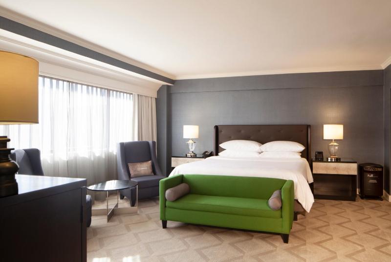 Deluxe King Room image 4