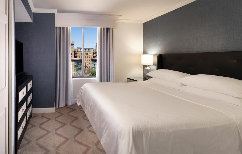 One-Bedroom Suite image 2