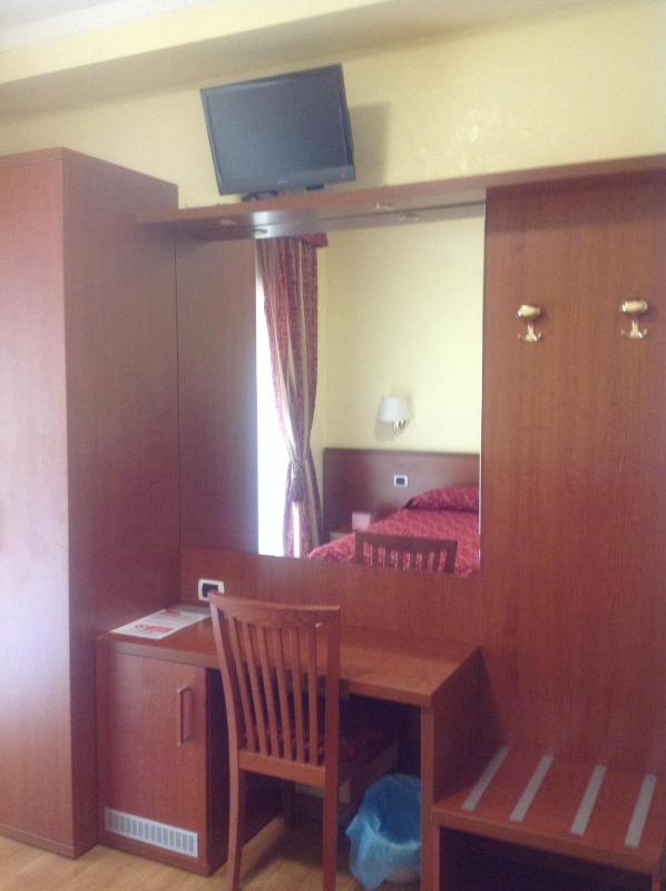 Large Single Room image 2