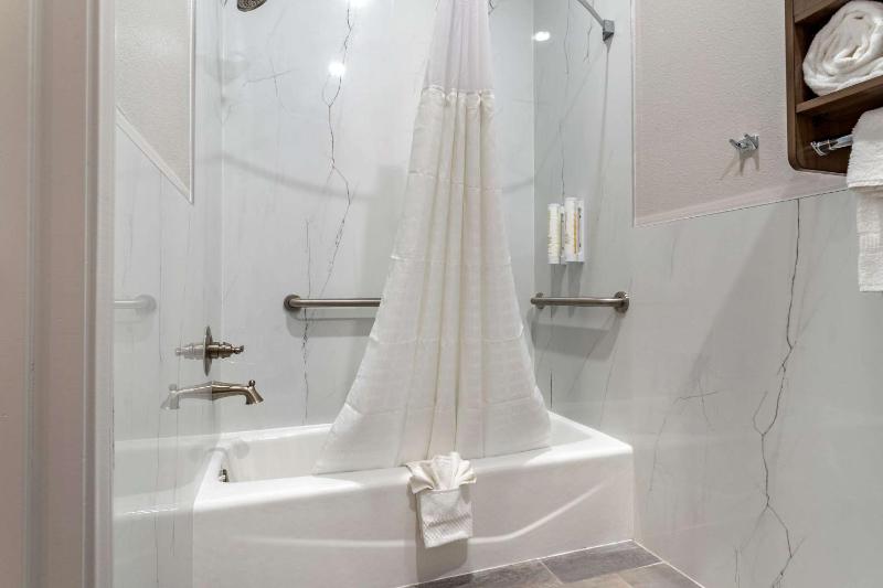 Efficiency Double Room with Two Double Beds - Accessible/Non Smoking image 2