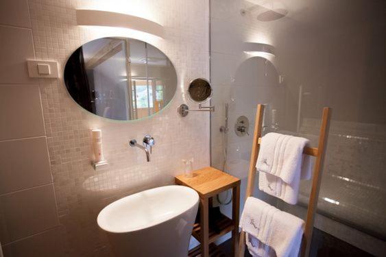 Superior Double Room with Balcony image 4