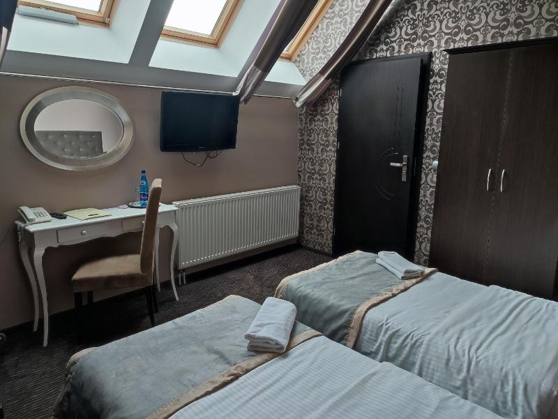 Double or Twin Room image 4