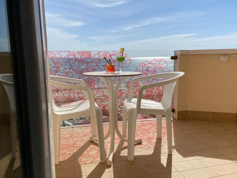 Deluxe Double Room with Balcony and Sea View image 1