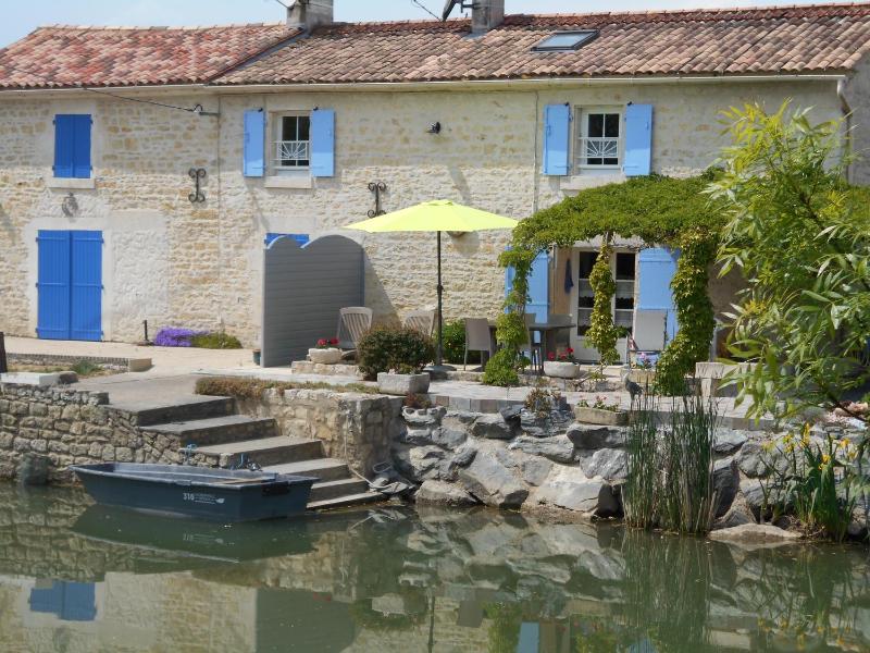 MARAIS POITEVIN gite "volets bleu clair" pêche ,barque, vélos, wifi, linge, cheminée, cuisine, terrain de boules Images