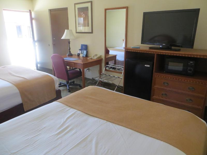 Queen Room with Two Queen Beds image 3