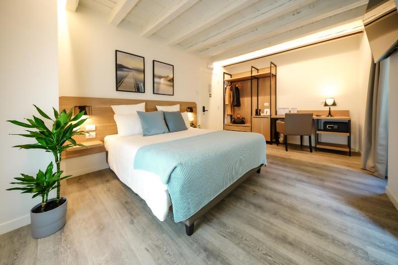 Deluxe Room image 4