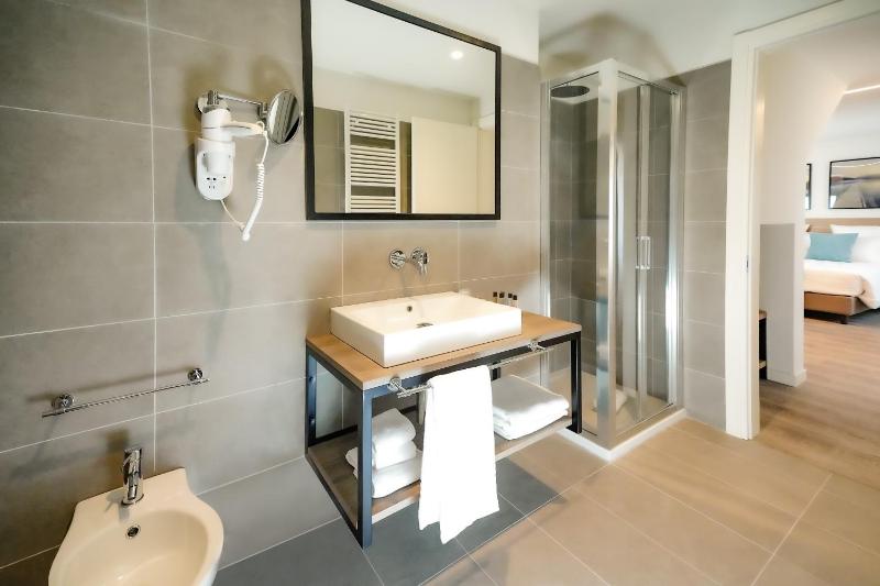 Deluxe Room image 2