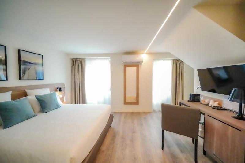 Deluxe Room image 3