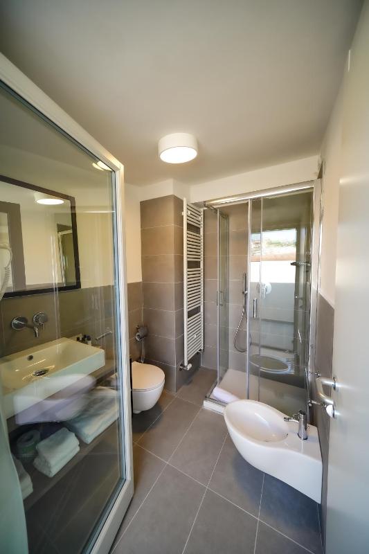 Deluxe Room with City View image 4