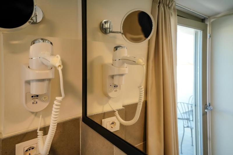 Deluxe Room with City View image 2