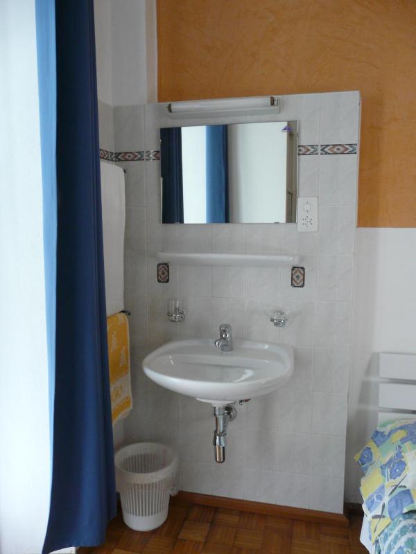 Double Room with Shared Bathroom image 3
