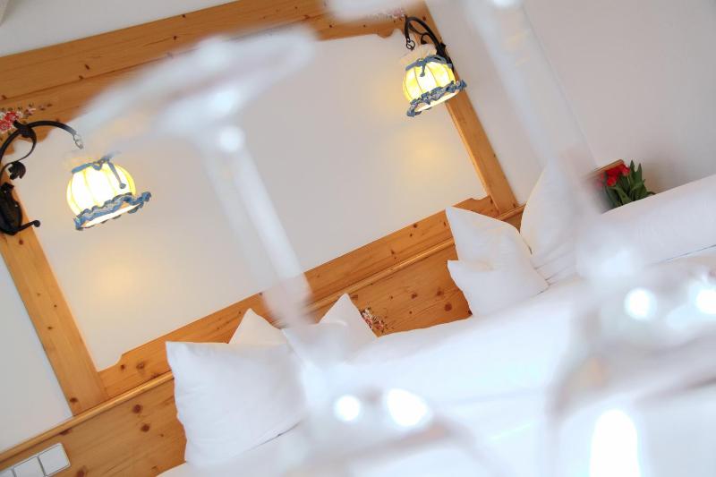 Economy Double Room image 4