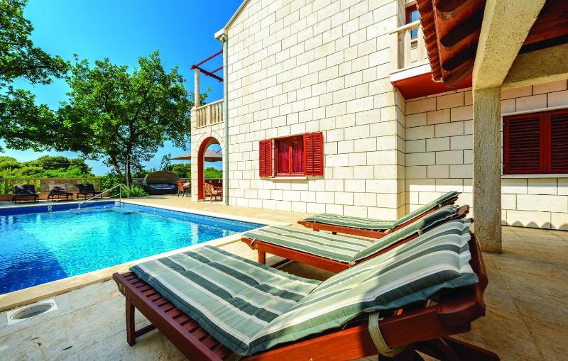 Villa Anka - Five-Bedroom Villa with Terrace and Swimming Pool - image 15