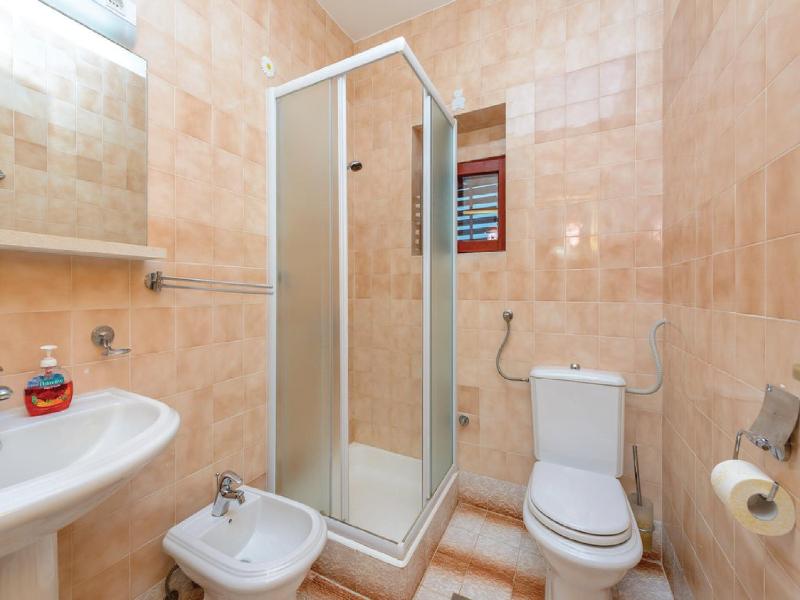 Villa Anka - Five-Bedroom Villa with Terrace and Swimming Pool - image 14