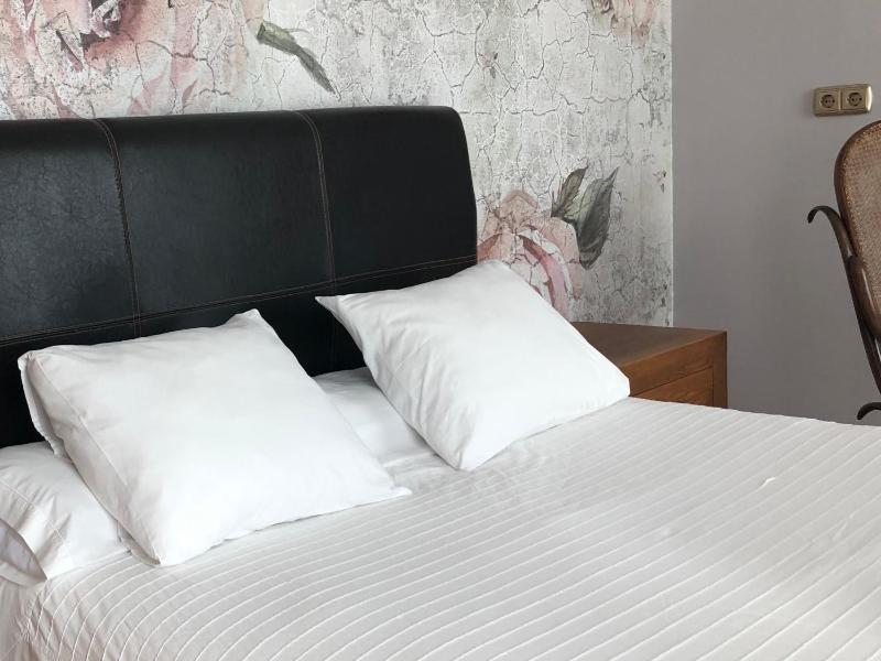 Standard Double Room image 3