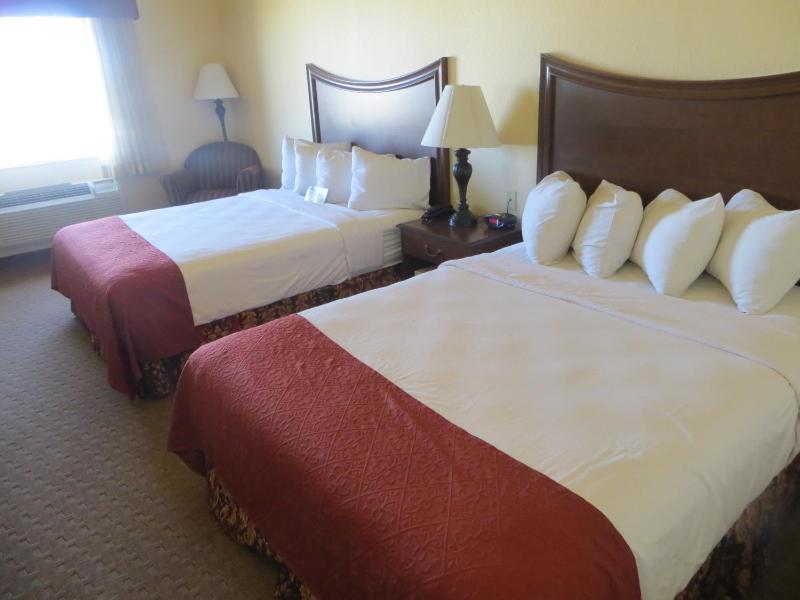 Queen Room with Two Queen Beds - Non-Smoking image 2