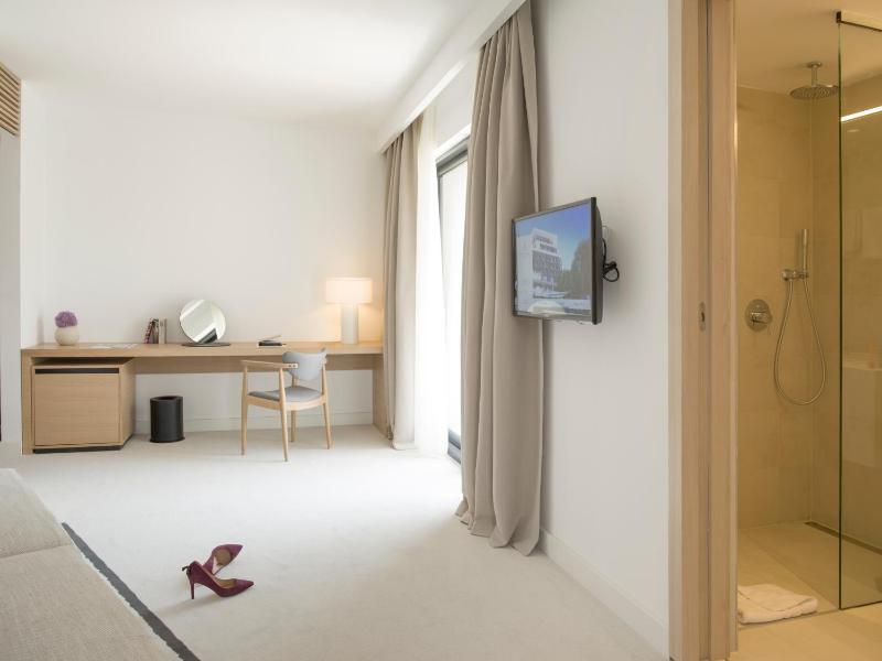 Premium Double Room with Balcony and Sea View image 2