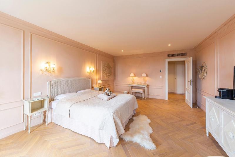 Suite with Garden View image 3