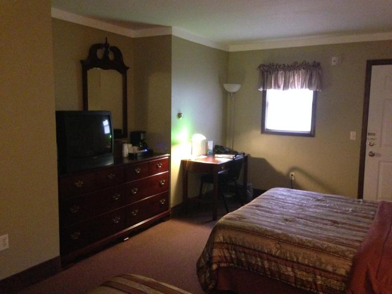 Queen Room with Two Queen Beds image 2