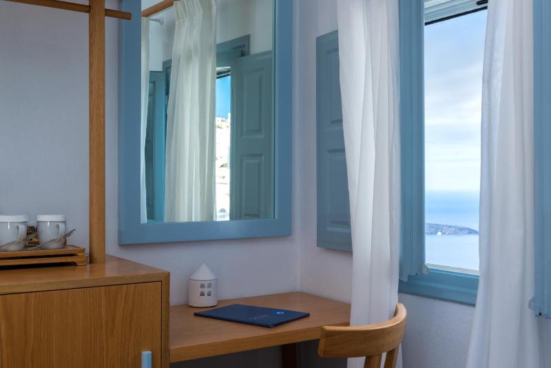 Premier Double Room with Caldera View image 3