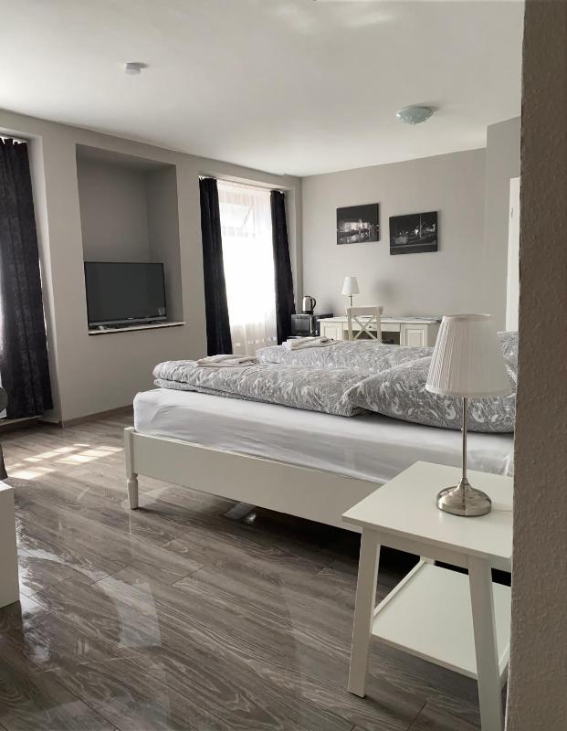 Large Double Room image 4