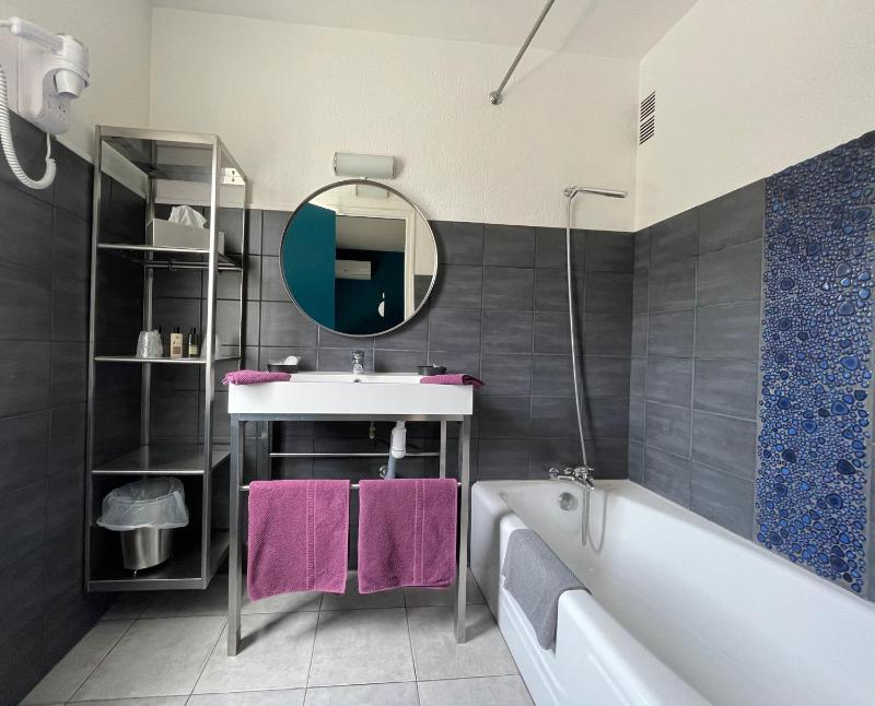 Budget Double Room with Street View image 2