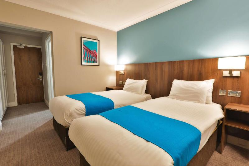 Standard Twin Room image 3