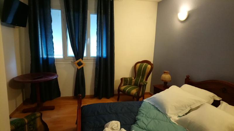 Large Double Room image 3