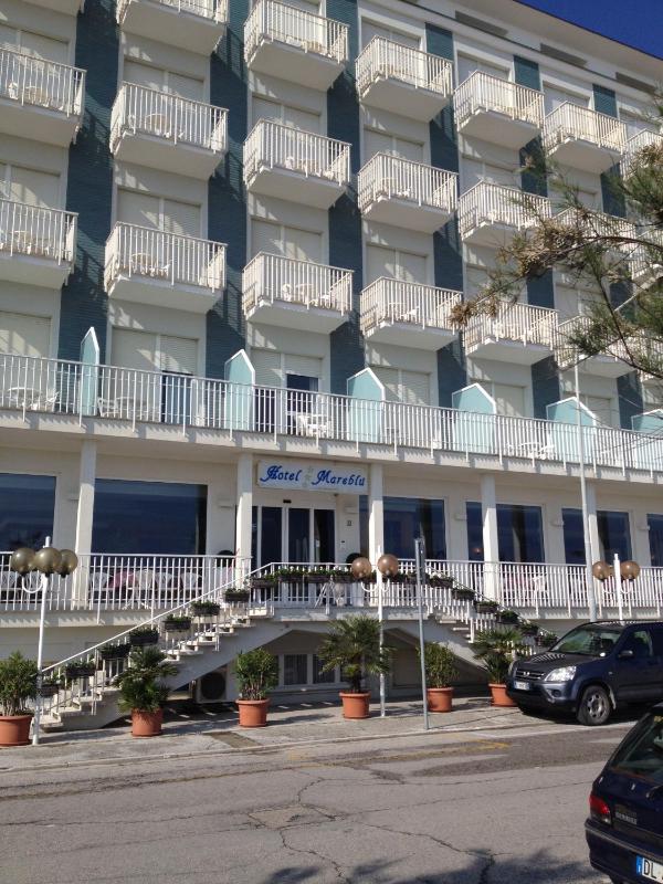 Double or Twin Room with Balcony and Sea View image 3