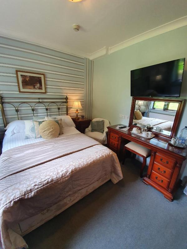 Small Double Room image 2