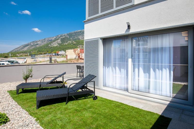 One Bedroom Apartment with Terrace image 3