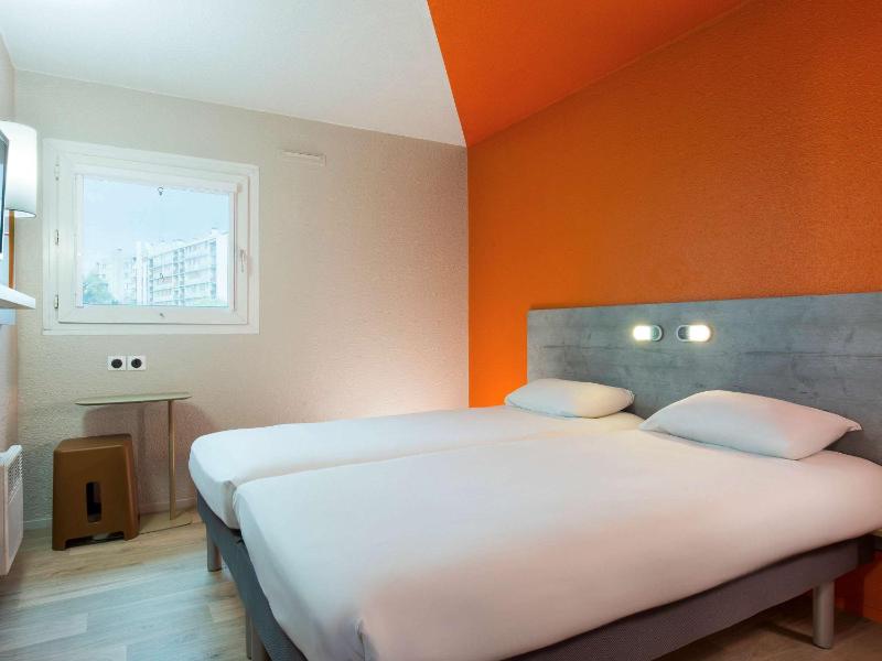 Room with 2 separate beds image 4