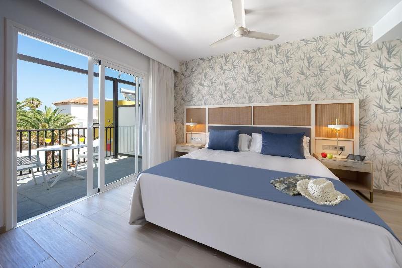 Double Room with Balcony image 1