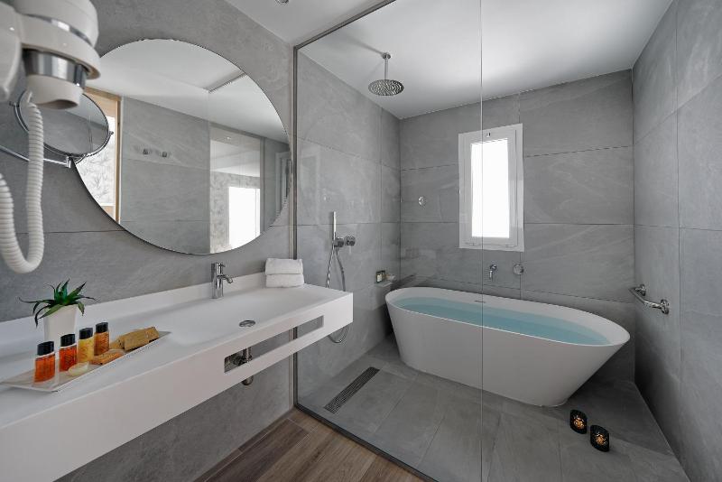 Double Room with Balcony image 3